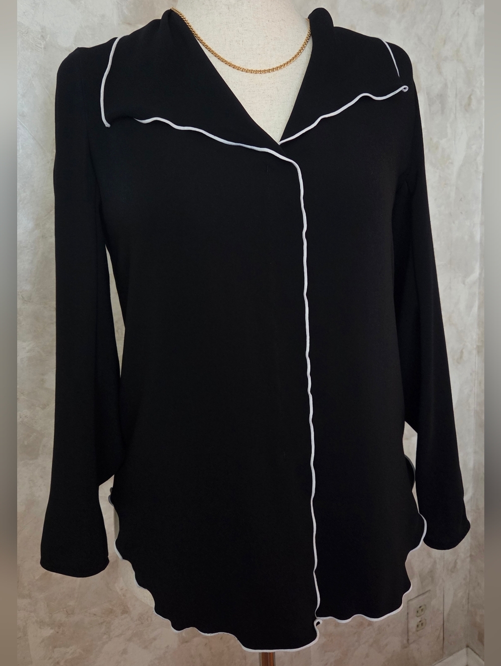 Aritzia Babaton Black Contrast Trim Blouse XS | Minimalist Silk Look Flowy